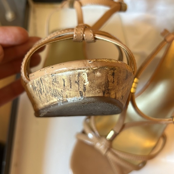 Nude cork wedge sandals with gold accent - Picture 2 of 2